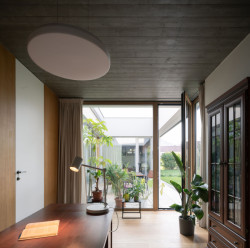 Okna jsou vysoká od podlahy až po strop. (Dům s atrii v Nedvědicích, AOSI)