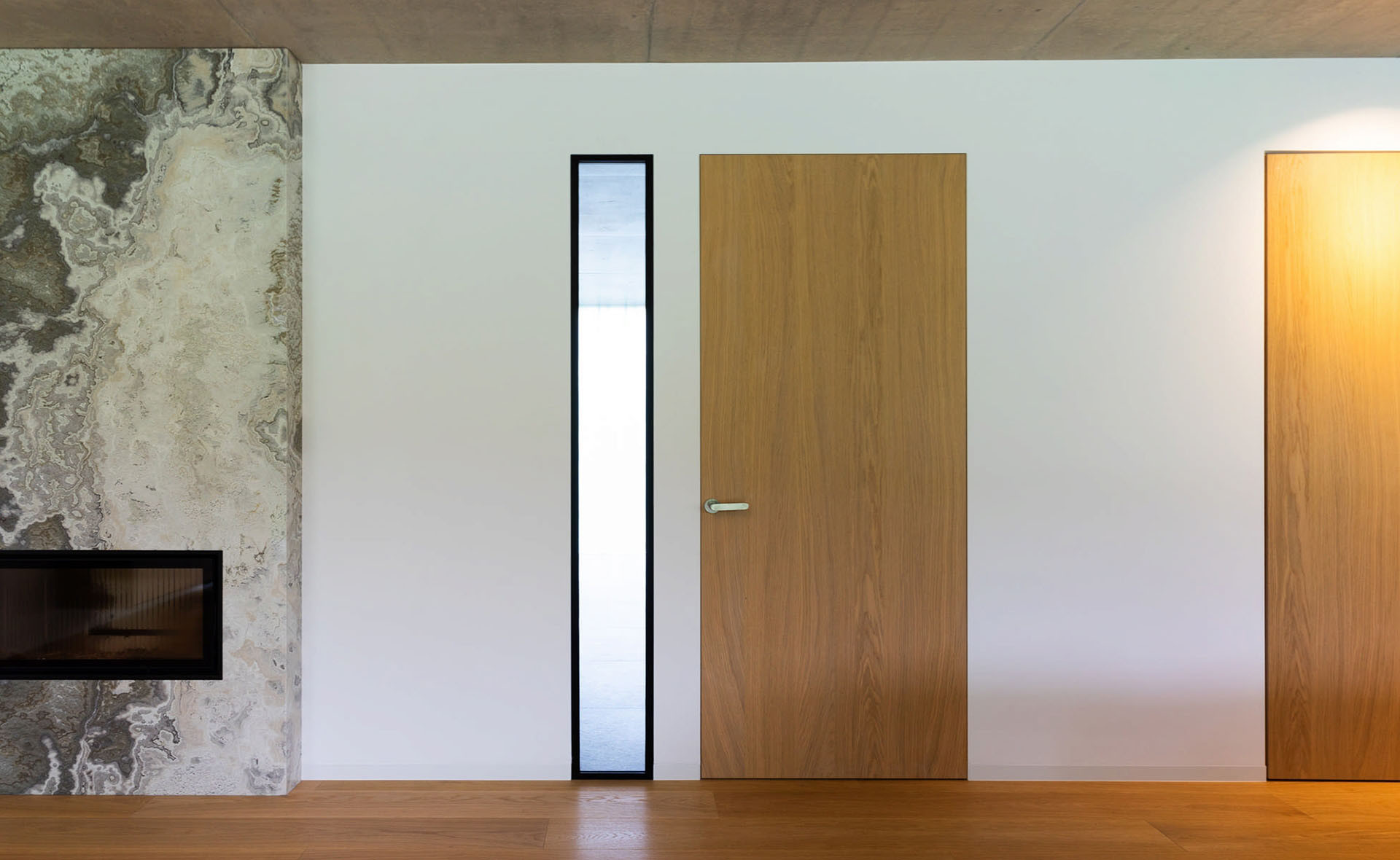 Dveře se skrytými zárubněmi jsou elegantním řešením pro minimalistické interiéry.