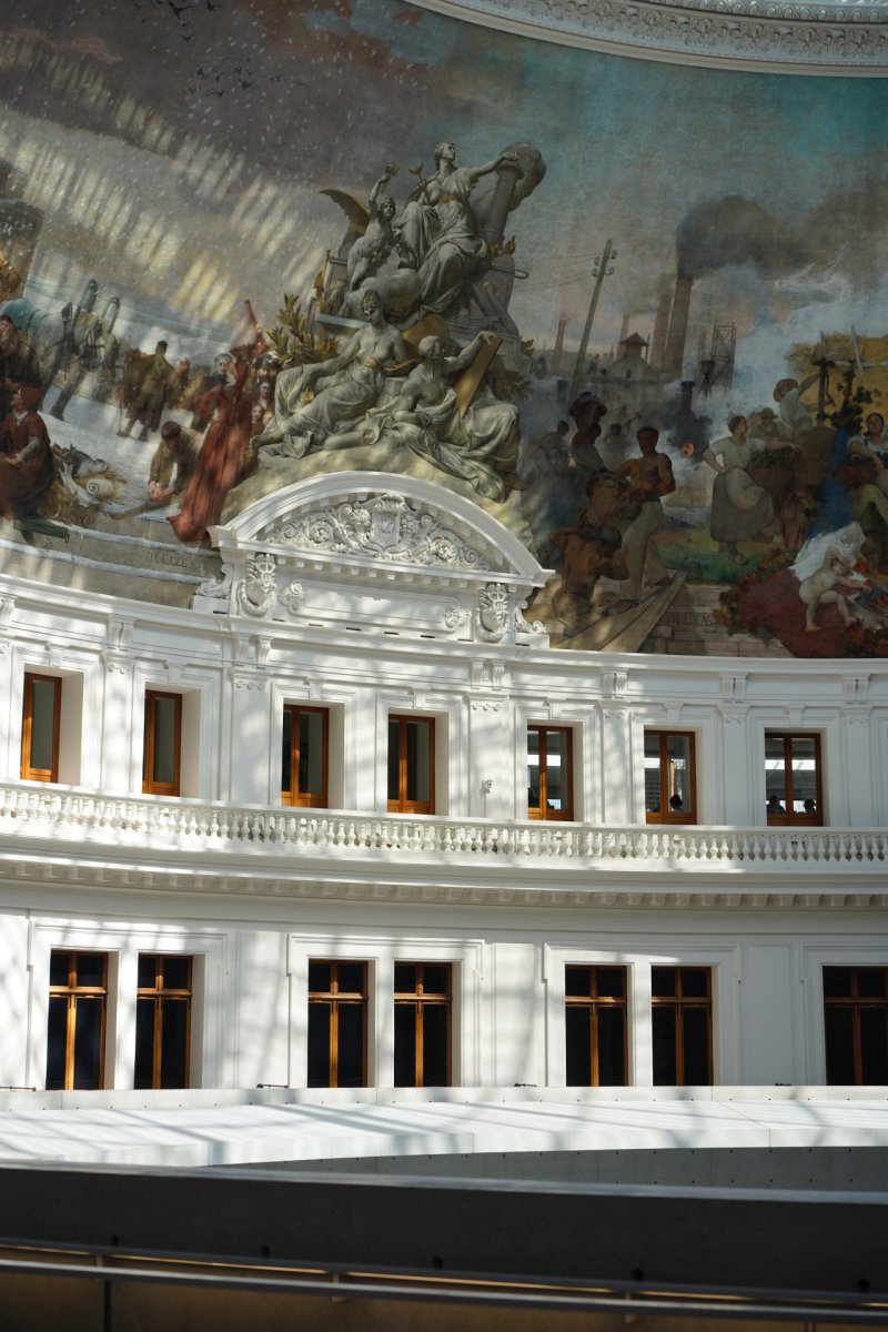 Výjevy v kopuli zobrazují obchod Francie v koloniích. Dnes kontroverzní téma