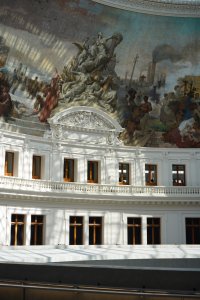 Výjevy v kopuli zobrazují obchod Francie v koloniích. Dnes kontroverzní téma