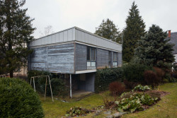 Zezadu vyniká dřevěný obklad.