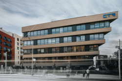 Hned vedle stadionu žižkovské Viktorky vyrostl bytový a kancelářský dům. (Bytový komplex Viktoria Center, architektonické řešení CTR group a.s.)