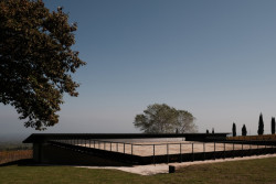 Jízdárna v zámku Vazisubani Estate vyrovnává svažitý terén.