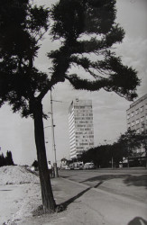 Zdeněk Kuna / Olivier Honke-Houfek / Zdeněk Stupka: Strojimport,  Praha, 1961 - 1971, celkový pohled na dobovém snímku. Zdeněk Kuna: Československý zastupitelský úřad, Milán, 1971 až 1976, dobová fotografie.