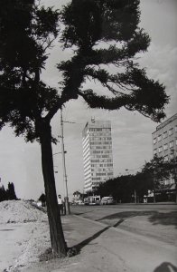 Zdeněk Kuna / Olivier Honke-Houfek / Zdeněk Stupka: Strojimport,  Praha, 1961 - 1971, celkový pohled na dobovém snímku. Zdeněk Kuna: Československý zastupitelský úřad, Milán, 1971 až 1976, dobová fotografie.