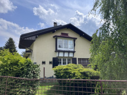 Nespeky - Zajímavý dům s secesními prvky inspirovaný hnutím Arts and Crafts a tradičním anglickým venkovským domem. Autor a rok stavby neznámý (Odhad 10 - 20. léta). Ulice Frágnerova