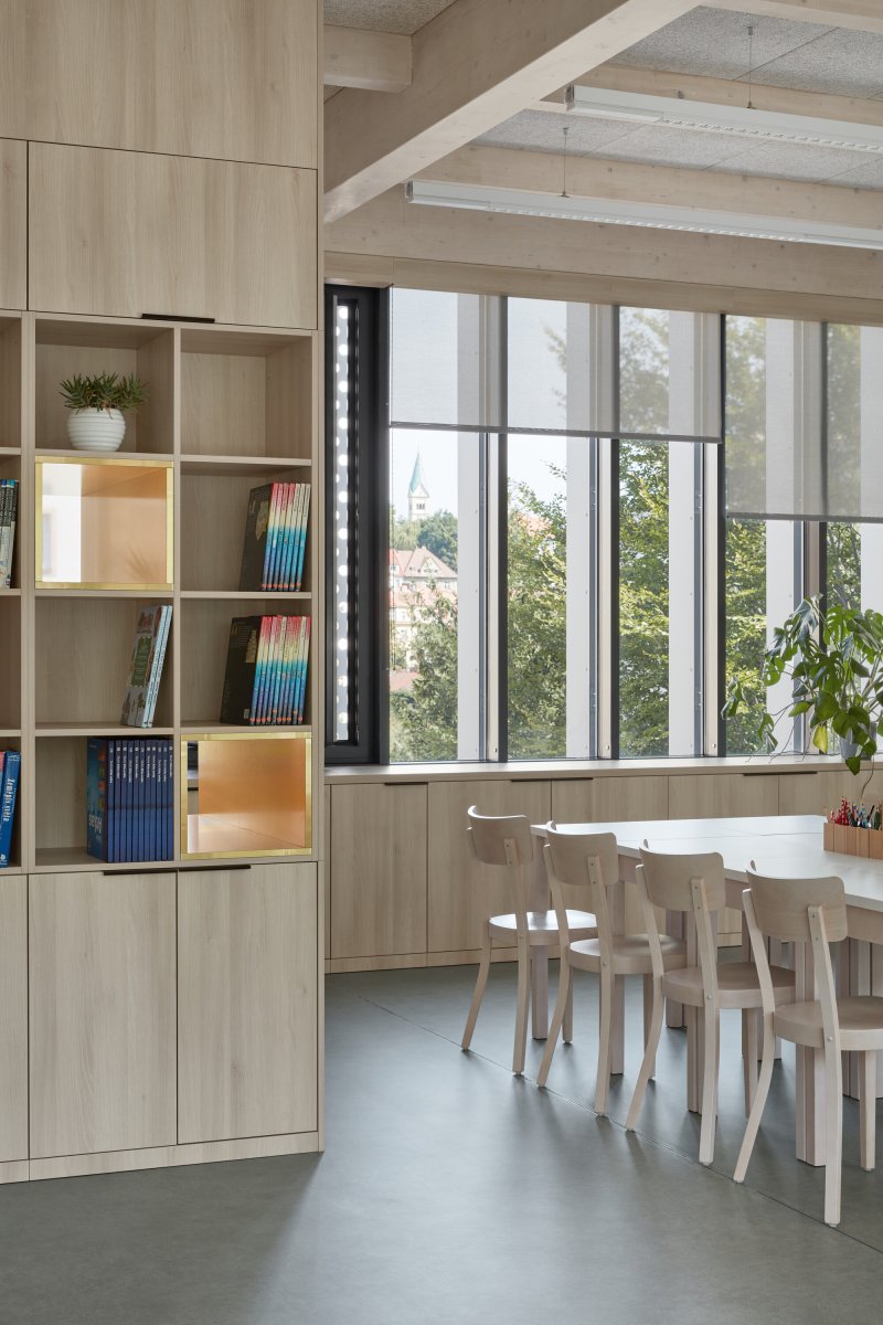 Dřevo je podle architektů základem akustického úspěchu - na stropě mu dopomáhají akustické podhledy. (Rozšíření Základní školy Duhovka v Praze, ra15)
