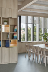 Dřevo je podle architektů základem akustického úspěchu - na stropě mu dopomáhají akustické podhledy. (Rozšíření Základní školy Duhovka v Praze, ra15)