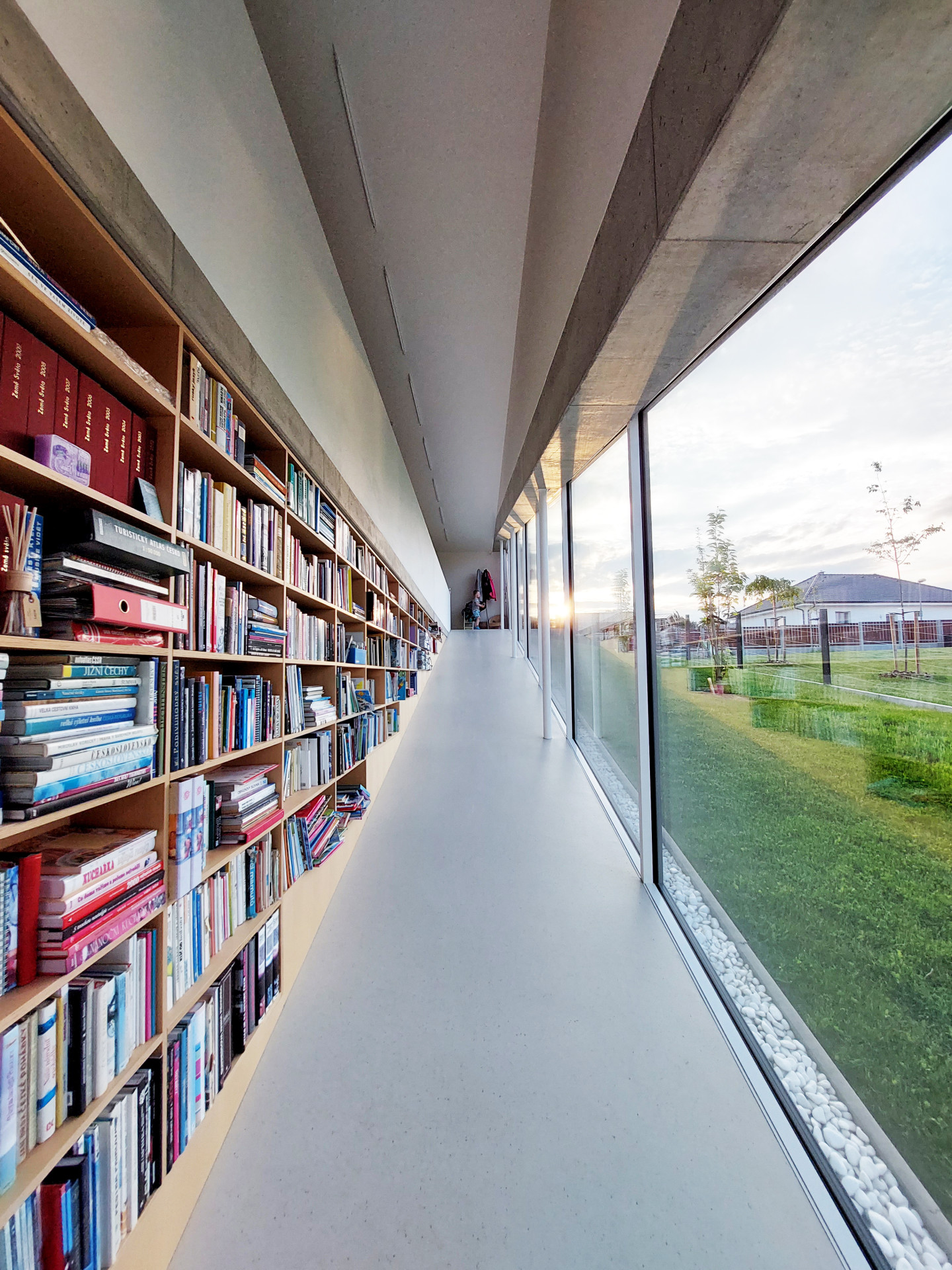 Dům s rampou, Prokš Přikryl: Rampa využívá svažitosti terénu, nabízí odlišný způsob pohybu po domě a díky knihovně po celé délce je především volným pokračováním obývacího pokoje