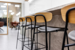 Barové židle v kuchyňce pochází z mezinárodně oceňované série Trivi, navržené českým designérem Martinem Foretem.