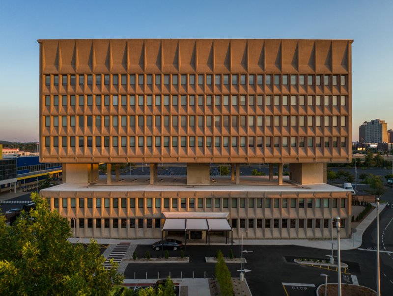 Administrativní brutalistickou budovu v americkém New Haven proměnili architekti ze studia Becker + Becker na luxusní hotel Marcel