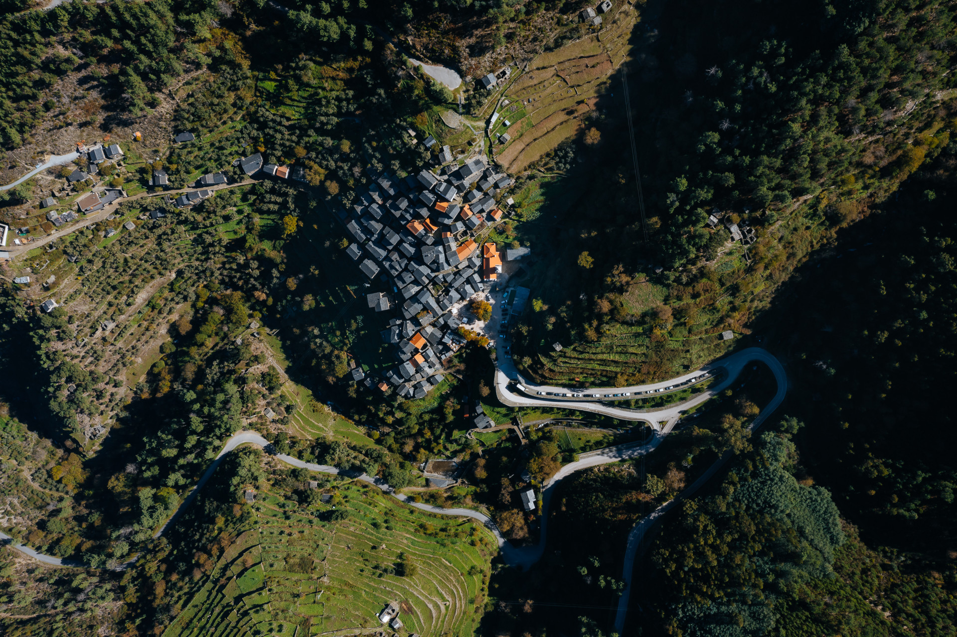 Vedle návsi tu není žádné místo, kde by se dalo scházet, pouze kopce a úzké uličky mezi domy. Jenže náves dlouho sloužila zejména jako parkoviště.