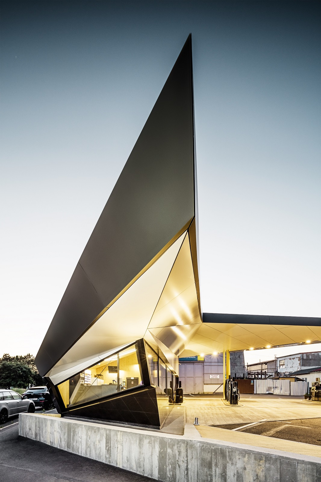 Daniel Zerzán navrhl geometricky tvarovanou čerpací stanici v pražské Uhříněvsi