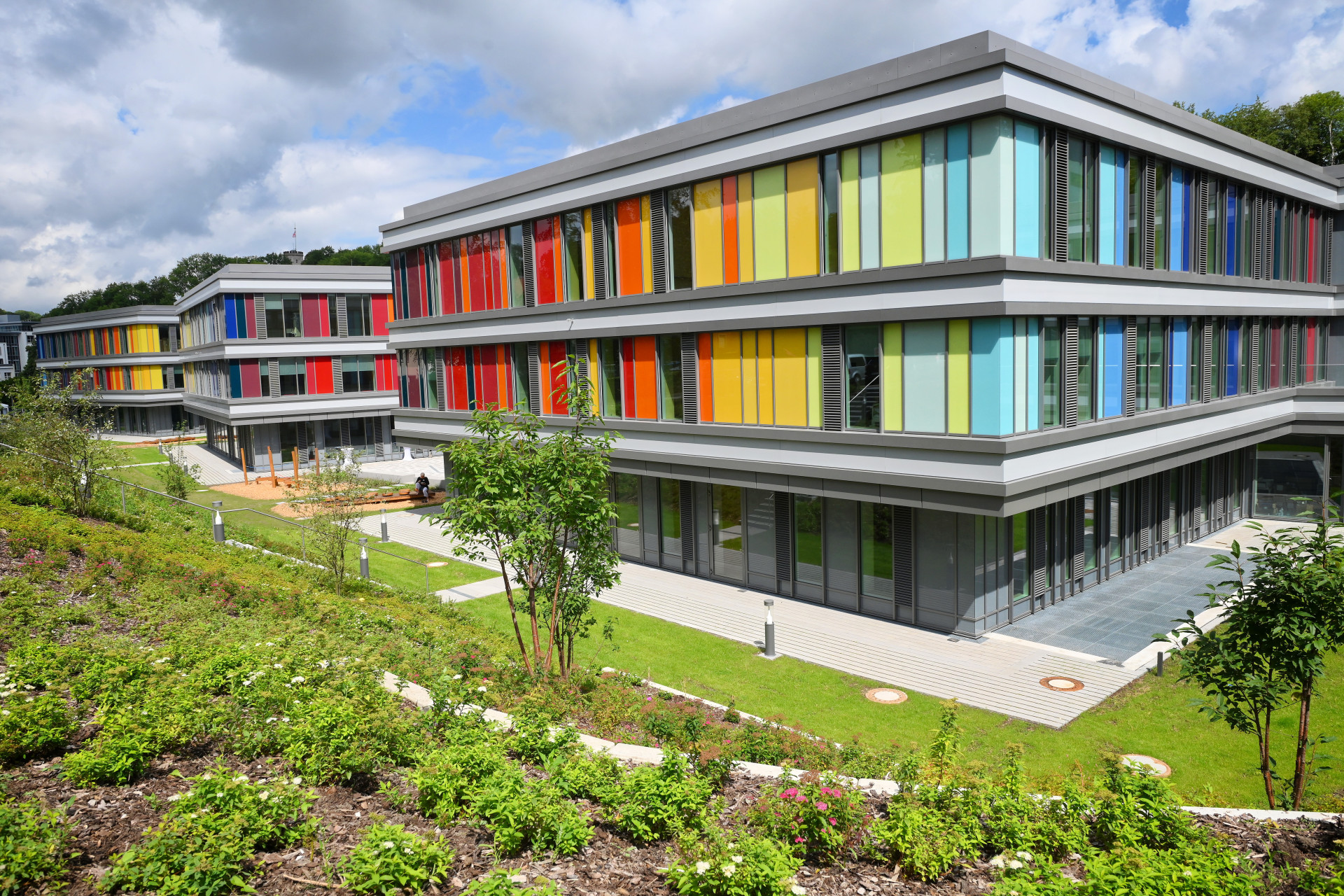 Sloupko-příčková fasáda Schüco umožňuje vytvořit velké skleněné plochy, kterými dovnitř proniká co nejvíce přirozeného světla.