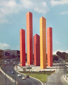 Torres de Satélite v Mexico City (1958) od Luise Barragána