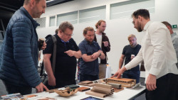 Přírodní materiál resysta imitující dřevo se dá využít jak ve stavebnictví, tak v interiérech nebo na zahradách.