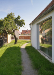 Nese na sobě několik prvků, které svědčí o tom, že jde o moderní a současnou stavbu. (Rodinný dům v Mníšku pod Brdy, 3+1 architekt)