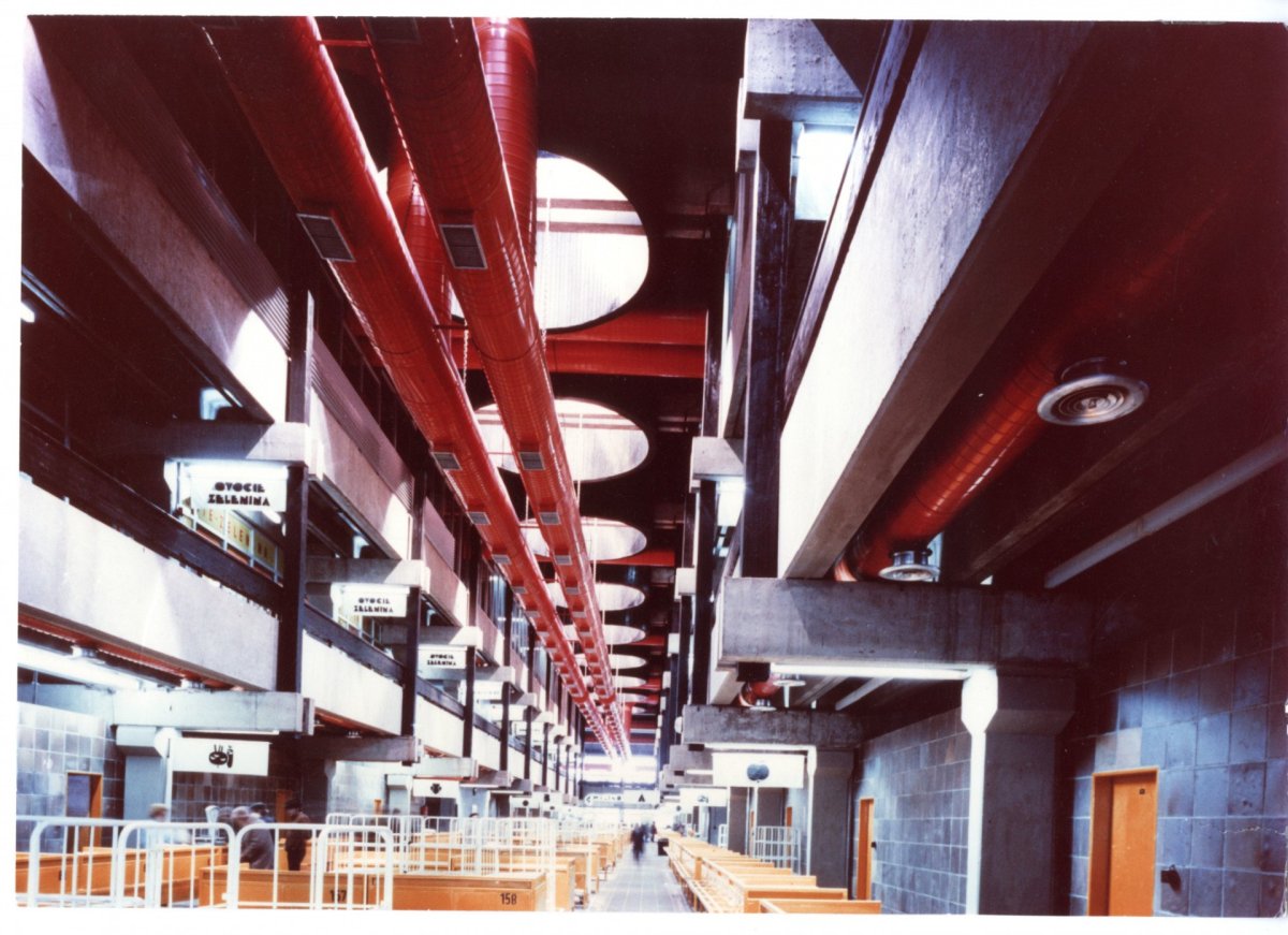 Dobová fotografie nové městské tržnice (1975-1983) na Trnavském Mýtě v Bratislavě od architekta Ivana Matušíka