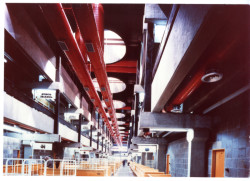 Dobová fotografie nové městské tržnice (1975-1983) na Trnavském Mýtě v Bratislavě od architekta Ivana Matušíka