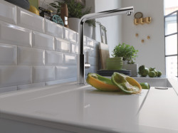 Detail povrchu keramického dřezu Franke