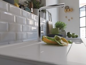 Detail povrchu keramického dřezu Franke