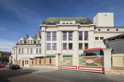 Po požáru původního divadelního skladiště město během jednoho týdne rozhodlo o výstavbě nové budovy. „Zápal udělal skici, předal to stavební firmě Müller & Kapsa a ta to začala projektovat. Rok po požáru to slavnostně otevřeli,“ říká Petr Domanický.