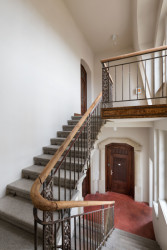 Rekonstrukce vily Heike; Christof Schubert Architekten: Dvě schodiště v opačných rozích budovy tvoří hlavní vertikální komunikaci domu