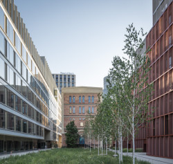 Architektonické studio JEMS Architekci realizovalo v areálu Varšavských pivovarů bytový dům, který nabízí byty od garsoniér až po dvoupatrové penthousy