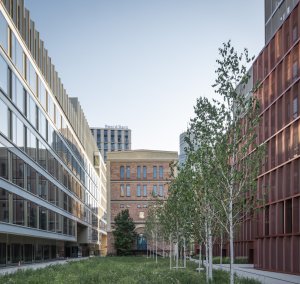 Architektonické studio JEMS Architekci realizovalo v areálu Varšavských pivovarů bytový dům, který nabízí byty od garsoniér až po dvoupatrové penthousy