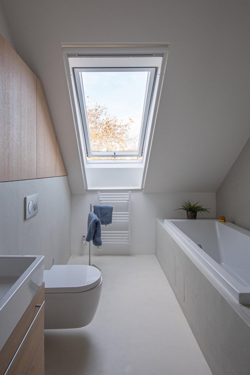 Skvadra architekti - Přestavba stavení v severních Čechách: Podkrovní koupelna dětí