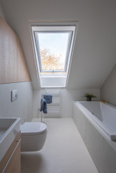Skvadra architekti - Přestavba stavení v severních Čechách: Podkrovní koupelna dětí