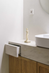 Pohled do koupelny (Bydlení v řadovém domě v Praze-Strašnicích, BY architects)