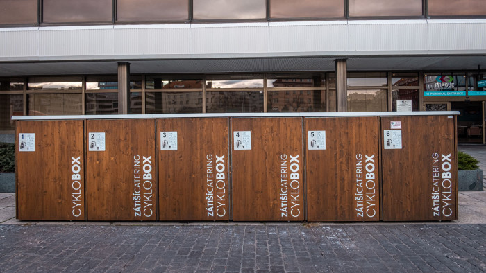 Cyklobox pro dlouhodobé parkování kol i uskladnění příslušenství. (Cyklobox od Urbania)