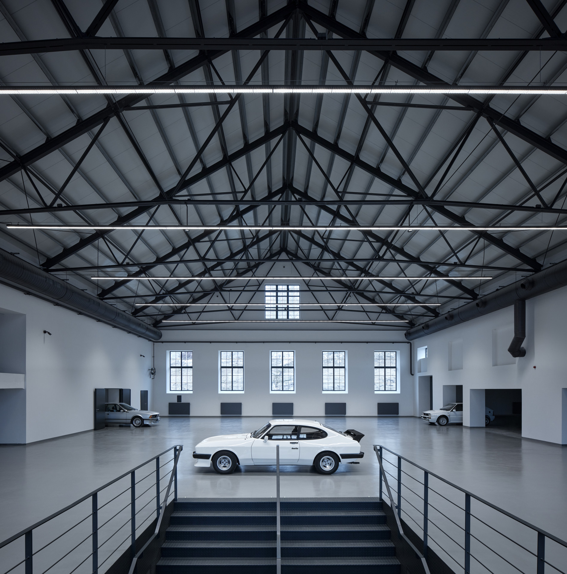 Kopie krovu. Podlaha je tvořená 2mm silnou epoxidovou stěrkou. (Automoto muzeum v Lučanech nad Nisou, studio ARCHIDEE, architekt Ondřej Novosad)