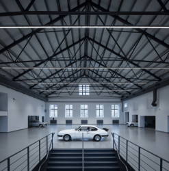 Kopie krovu. Podlaha je tvořená 2mm silnou epoxidovou stěrkou. (Automoto muzeum v Lučanech nad Nisou, studio ARCHIDEE, architekt Ondřej Novosad)