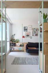 Konstrukce policové stěny dostala zelenou barvu, stejnou má i spárovačka v koupelně (Byt v paneláku od hurá studio)