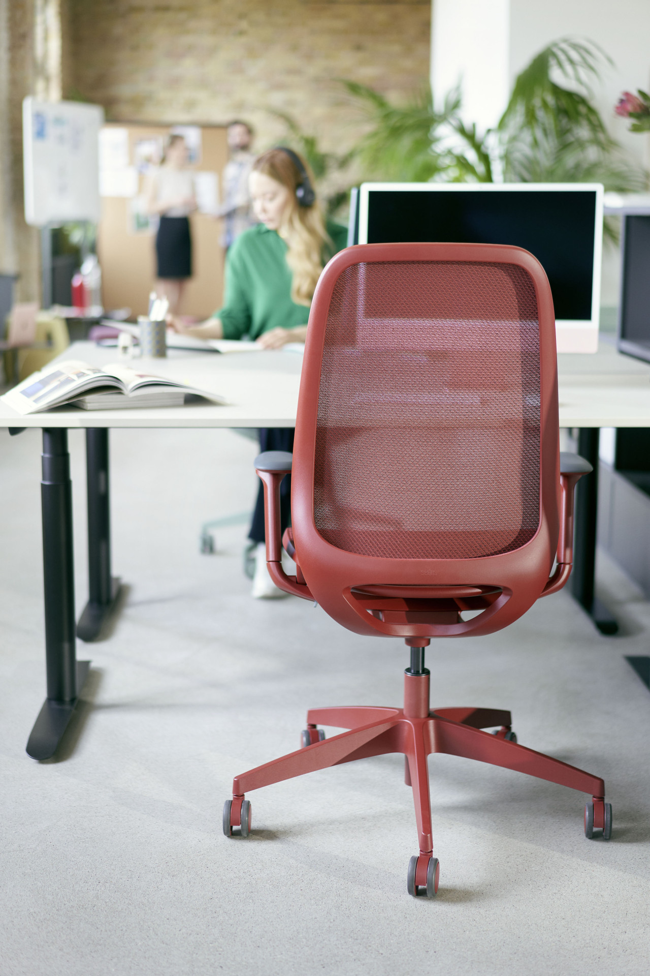 Otočná kancelářská židle se:air je nově dostupná v několika barevných provedeních.