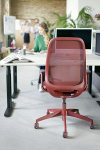 Otočná kancelářská židle se:air je nově dostupná v několika barevných provedeních.