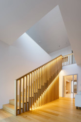 Těžištěm interiéru je schodiště. (RD v Benešově; Ateliér VAS)