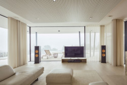 Skandinávský nádech umocňují poloprůsvitné závěsy v lomené bílé a béžové stěrky. (Bungalov ve východních Čechách; Atelier Kunc)