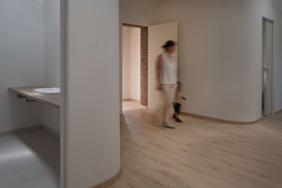 V malé vesnici na západě Slovensko stojí nově zrealizovaný dvojdům pro zdravotně a mentálně znevýhodněné navržený architekty z ateliéru A33
