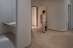 V malé vesnici na západě Slovensko stojí nově zrealizovaný dvojdům pro zdravotně a mentálně znevýhodněné navržený architekty z ateliéru A33