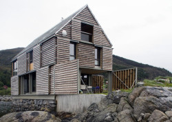 Knut Hjeltnes AS Sivilarkitekter MNAL, chata na osrůvku Sildegarnsholmen, se všemi dveřmi otevřenými, foto