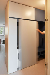 Architektka usilovala o vybudování co nejvíce úložného prostoru. (Byt u Divoké Šárky v Praze, Iva Hájková Studio)