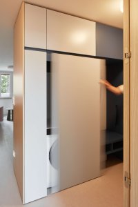 Architektka usilovala o vybudování co nejvíce úložného prostoru. (Byt u Divoké Šárky v Praze, Iva Hájková Studio)