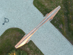 Komunikace a parkoviště jsou vydlážděny do oblouku žulovými kostkami. (Příšovická náves, atakarchitekti)