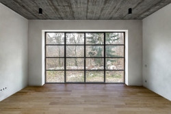 V interiéru se mísí bílá barva se dřevem a betonem. (Chata JARO u Prahy, edit! architects) 