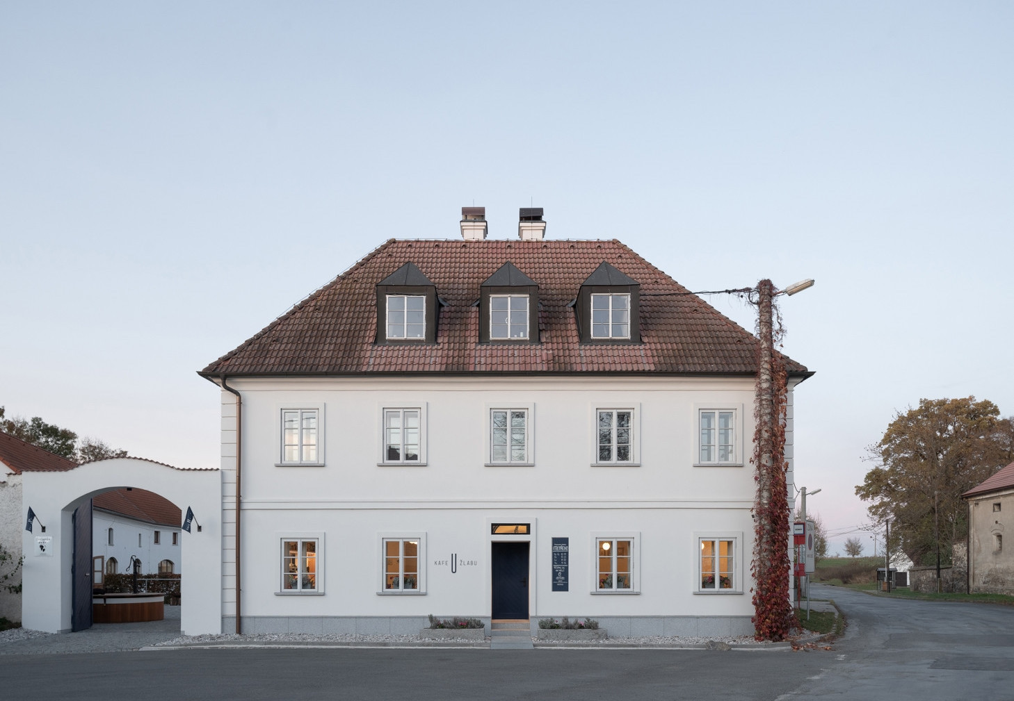 Rekonstrukce historické budovy statku v Noutonicích od ateliéru OBJEKTOR ARCHITEKTI