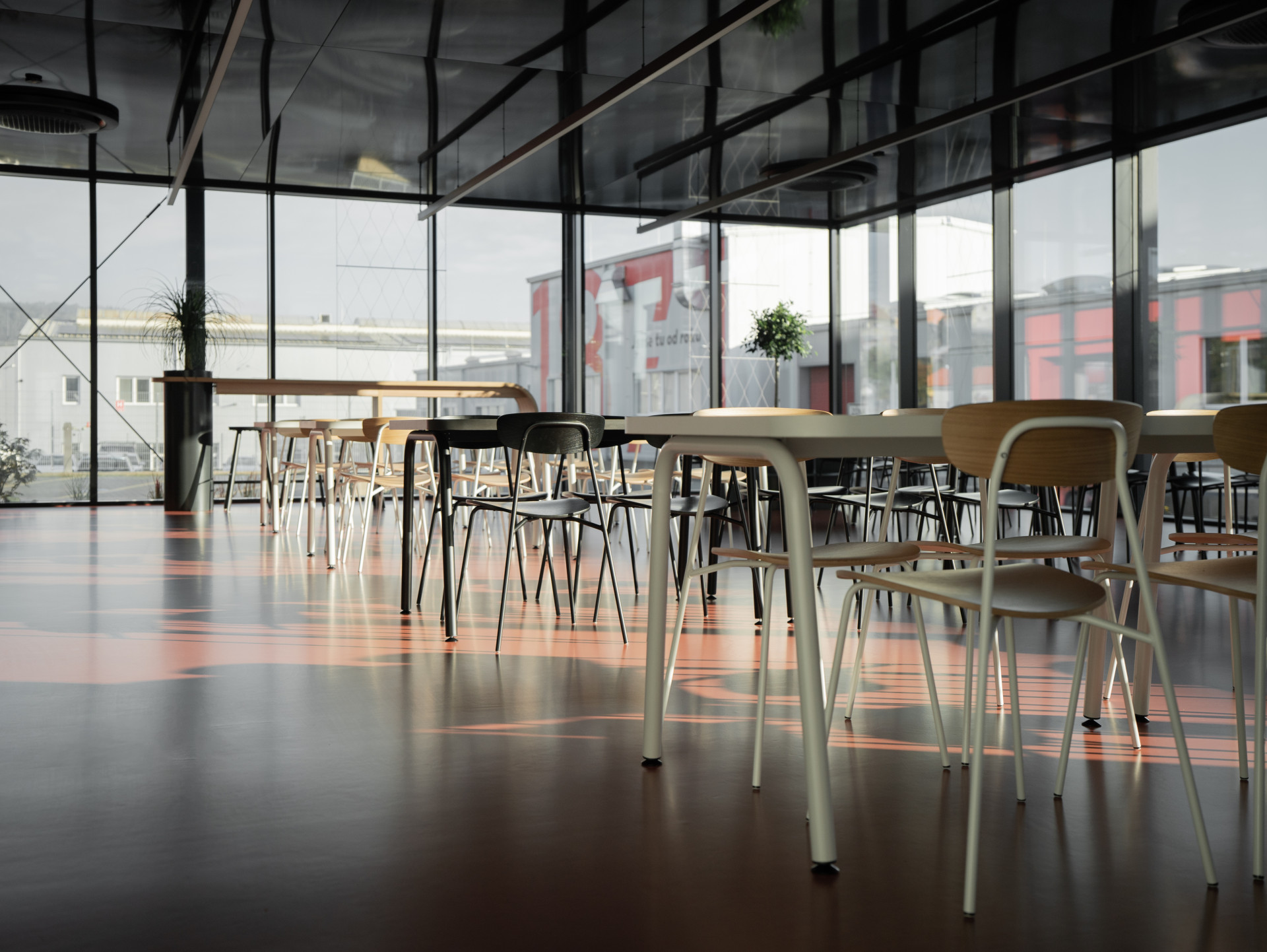 Mjölk architekti ve spolupráci s interiérovou designérkou Jitkou Třmínkovou navrhli jídelnu děčínské firmy RYKO.