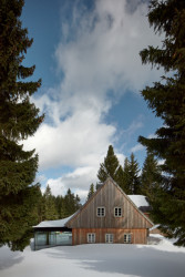 Skleněná chalupa v Jizerských horách od studia Mjölk